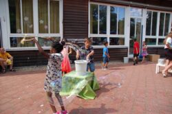 Große Seifenblasen schwebten über den Schulhof - die Mitmachaktion begeisterte