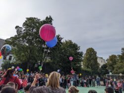Die Lehrerinnen erwarten die Kinder ihrer Klasse mit Ballons