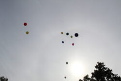 Am Schluss steigen unsere bunten Ballons in den grauen Herbsthimmel hinauf